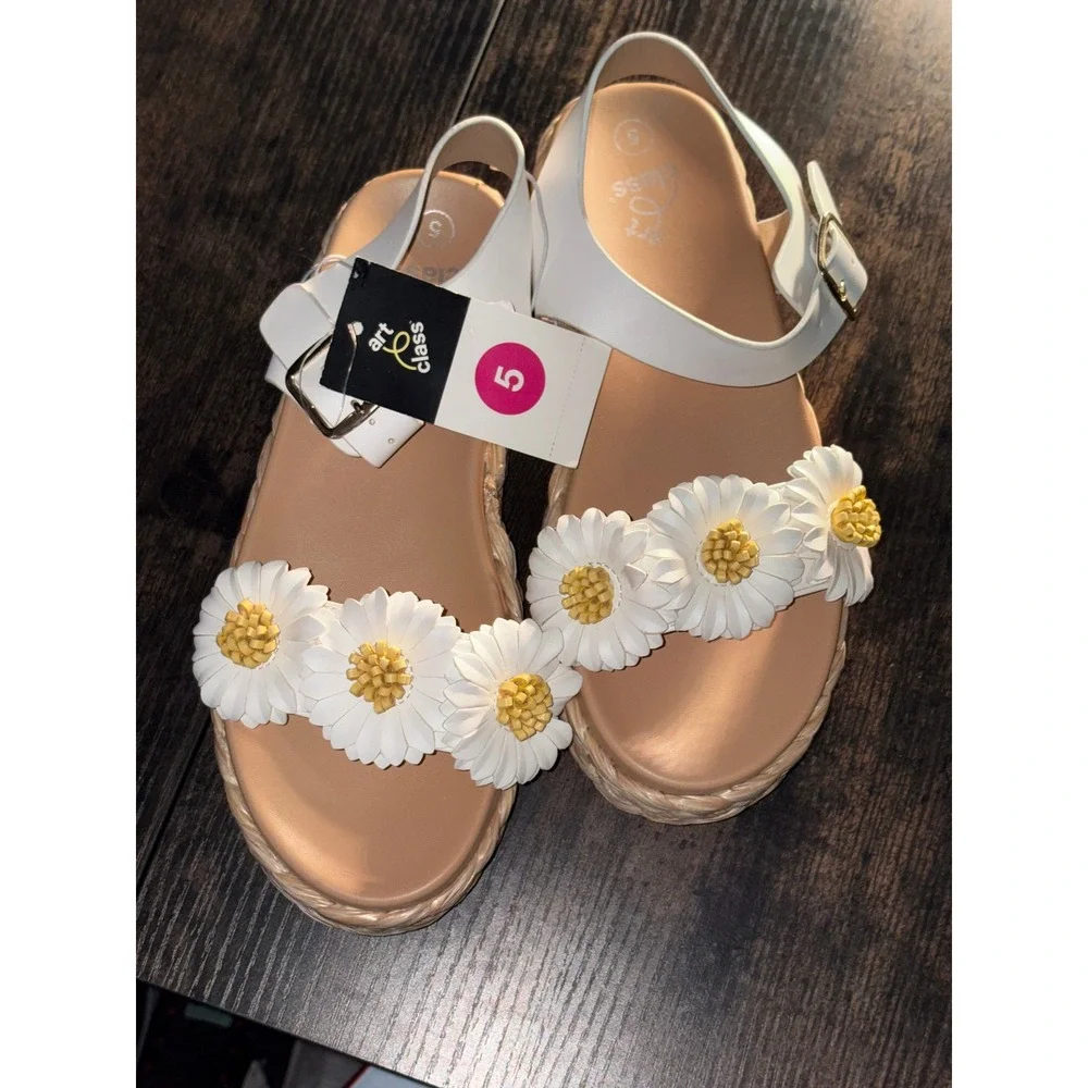 Big Girl Platform Sandals by Art Class‎ Makayla Daisy White Size 5 New With Tags